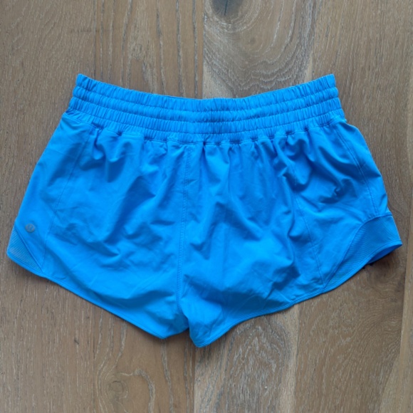 Lululemon Hotty Hot High Rise Shorts 2.5” - Picture 2 of 4